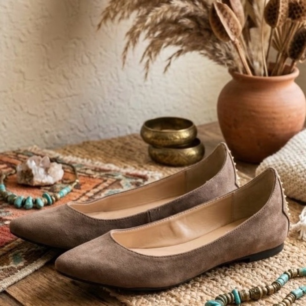 Mossimo women’s Suede Ballet Flats Tan size 8 gentle use very clean